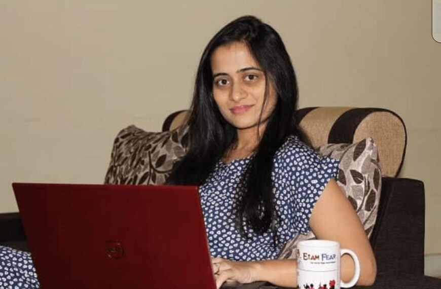 বৰ্ণময় অনলাইন মঞ্চৰ সৰল শিক্ষকগৰাকী